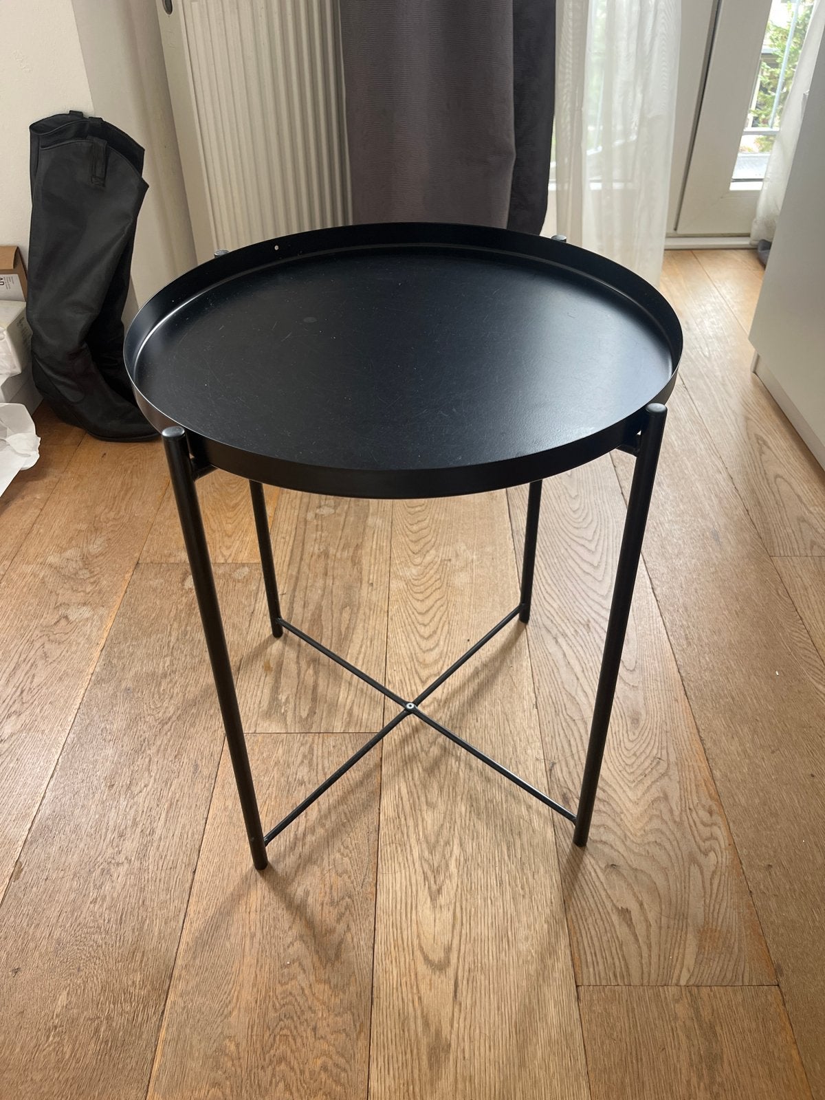 Zwart rond bijzettafeltje - 47 cm breed, 53 cm hoog, Minder dan 55 cm, Metaal of Aluminium, Rond, Zo goed als nieuw