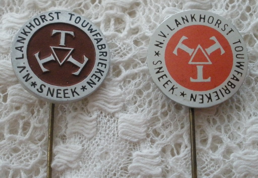 2 Oude speldjes Lankhorst Touwfabrieken Sneek, Ophalen of Verzenden, Zo goed als nieuw, Overige onderwerpen, Speldje of Pin
