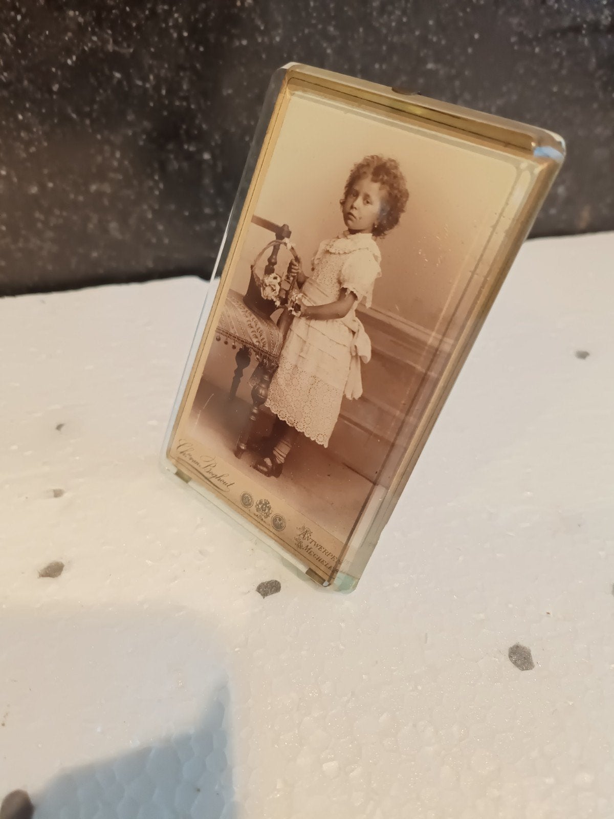 Antiek foto kader met foto van kind uit Antwerpen, Antiek en Kunst, Ophalen of Verzenden