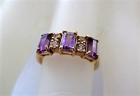 Prachtige 10K Gouden ring met 3 amethisten (41), Ophalen, Zo goed als nieuw, 17 tot 18, Dame