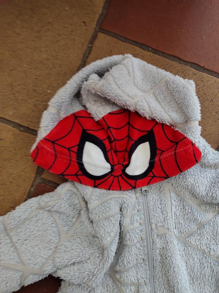 Spiderman Onesie Maat 122 Glow-in-the-Dark, Kinderen en Baby's, Carnavalskleding en Verkleedspullen, Ophalen of Verzenden, Zo goed als nieuw