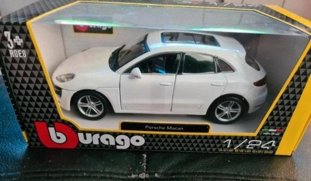 Aanbieding Bburago Porsche Macan 2015 wit of zwart nieuw., Ophalen of Verzenden, Nieuw, Auto, Bburago
