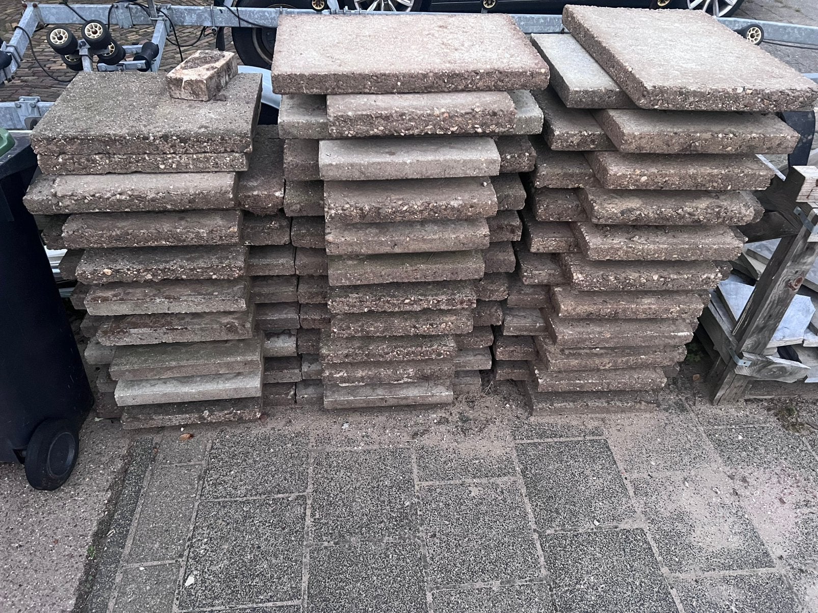 Gratis beton tegels 40 X 60. 50 stuks, 12m3, Ophalen, Gebruikt, 10 m² of meer, Beton