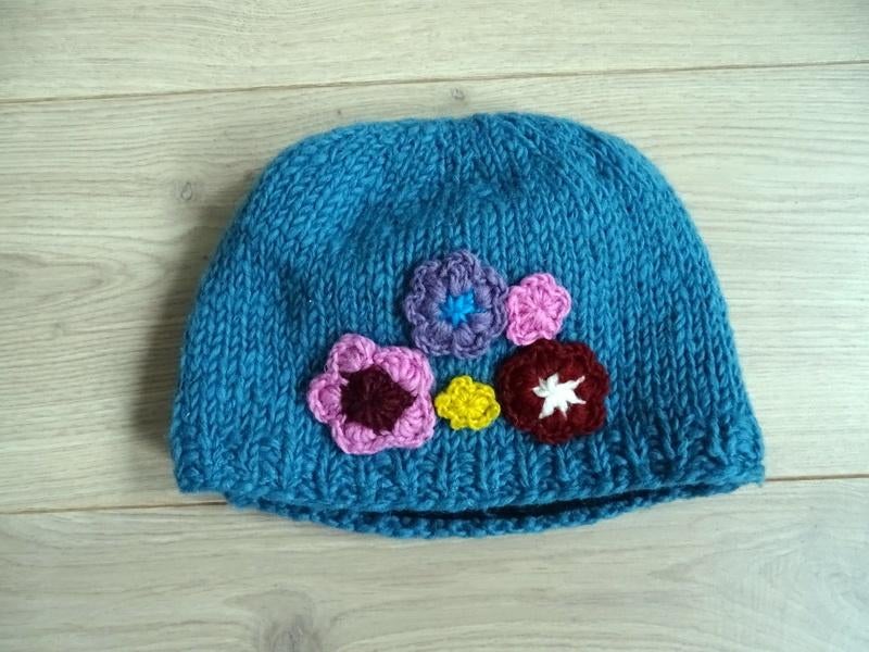 Gevoerde wollen muts met bloemen, Ophalen of Verzenden, Zo goed als nieuw, Muts