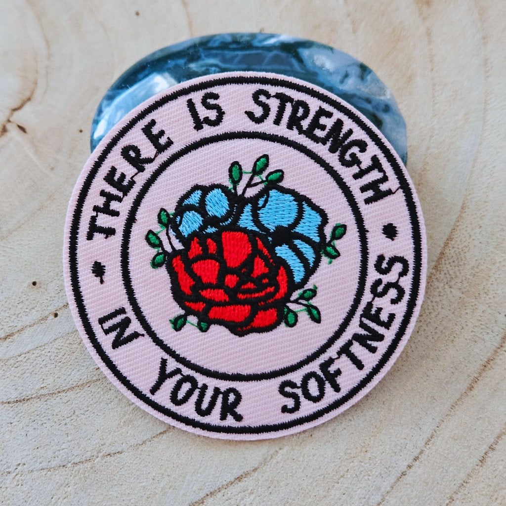 Strijk embleem applicatie Patch Roos there is strength in yo, Hobby en Vrije tijd, Kledingapplicaties en Hotfix, D, Nieuw, Ophalen of Verzenden