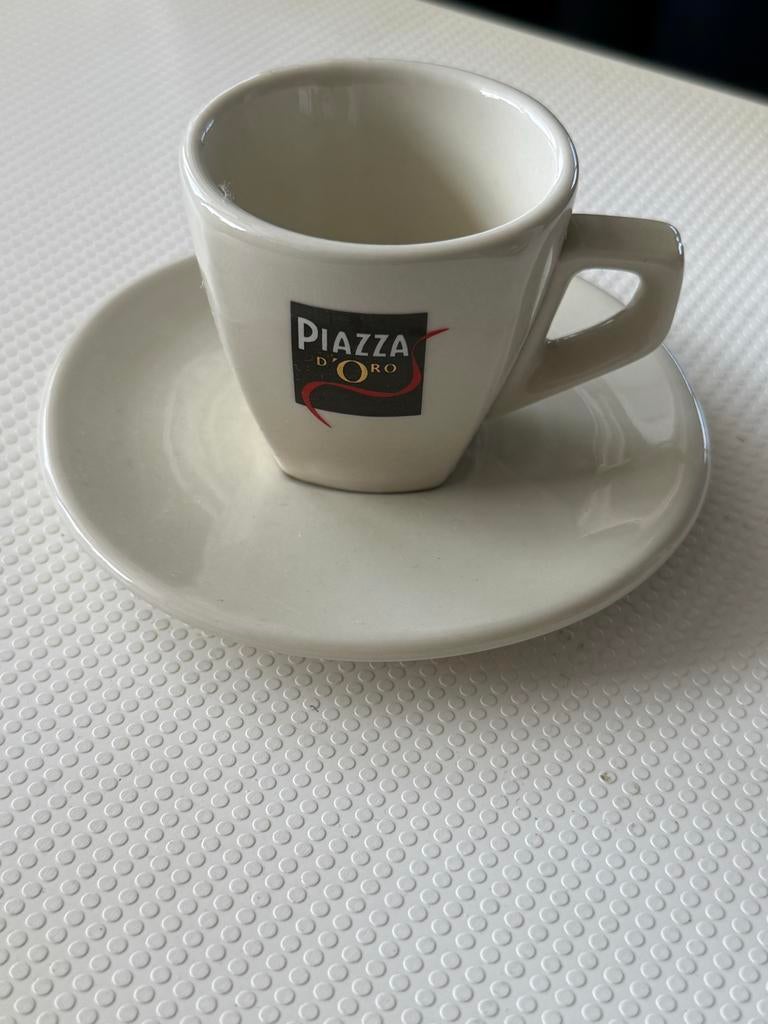 Piazza D'Oro espressokopje met schotel, Huis en Inrichting, Keuken | Servies, Gebruikt, Keramiek, Ophalen of Verzenden, Overige stijlen