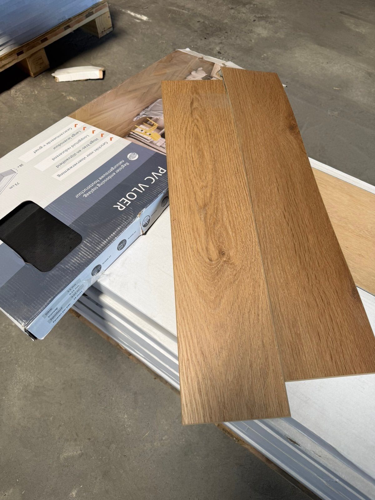 4.39 MTR/2 PLAK PVC RESTANT VOERTJE RESTANT  TAFELBLAD ECT, Ophalen, Nieuw, Bruin, Overige typen