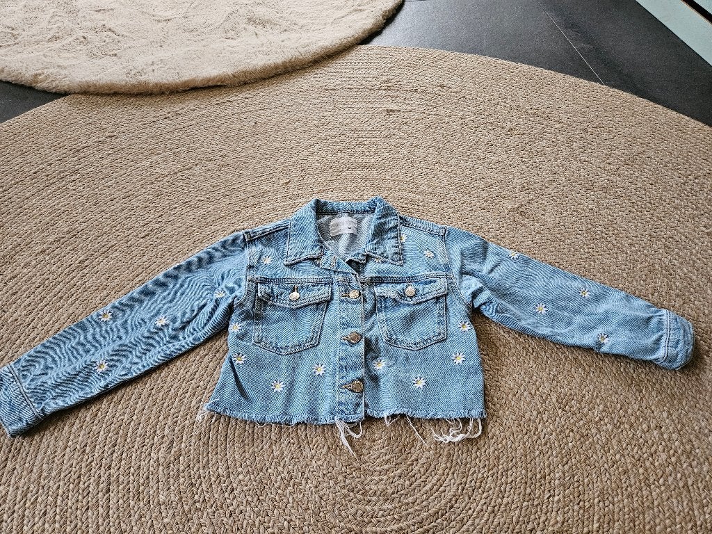 Spijkerjasje met bloemen van zara, maat 128, Kinderen en Baby's, Kinderkleding | Maat 128, Meisje, Ophalen of Verzenden, Zo goed als nieuw