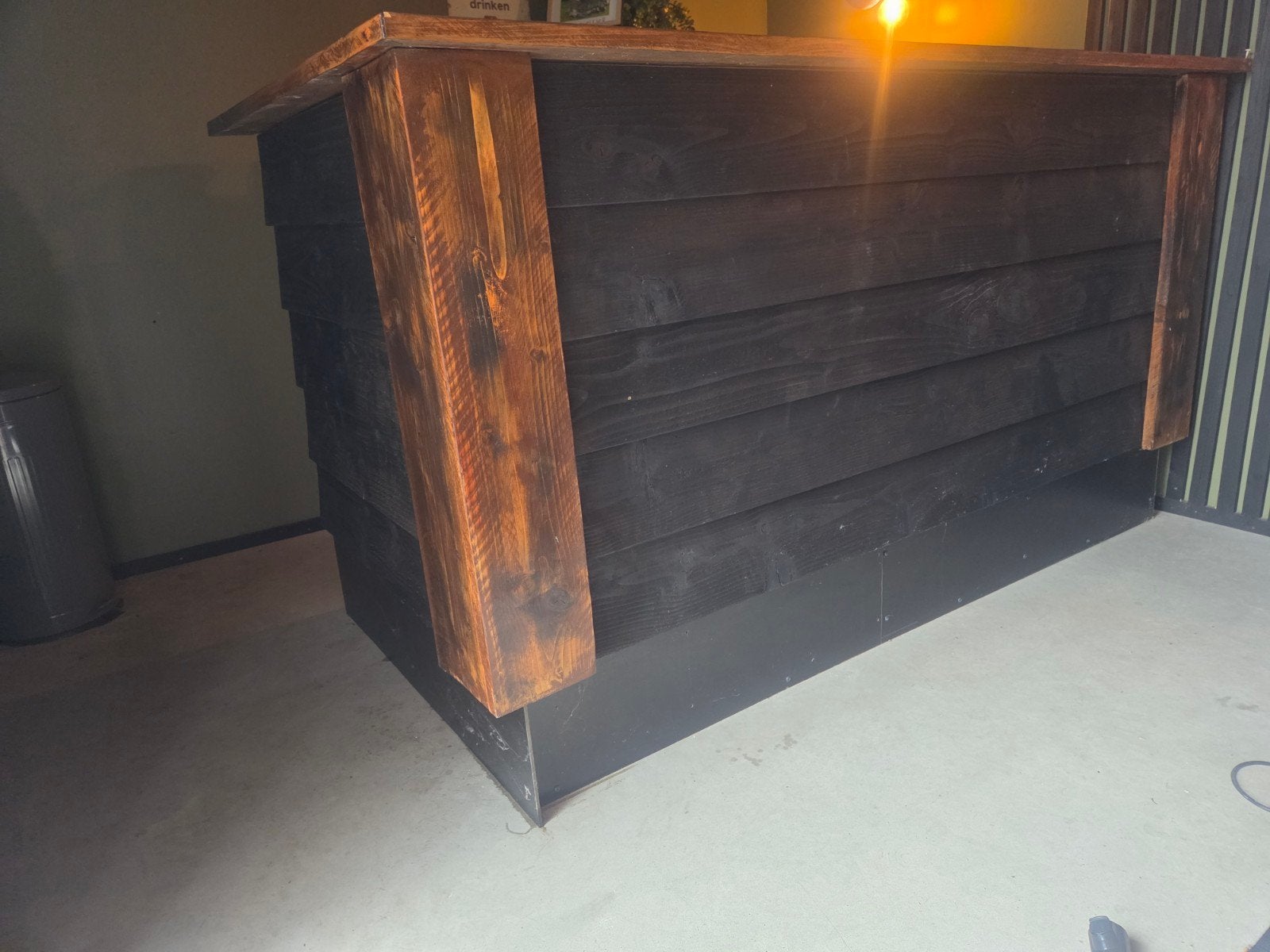 Stevige houten bar met werkblad en ruimte voor koelkast, Huis en Inrichting, Barren, Ophalen, Gebruikt