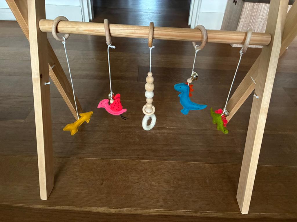 Houten babygym met handgemaakte vilten dieren figuren, Ophalen of Verzenden, Zo goed als nieuw