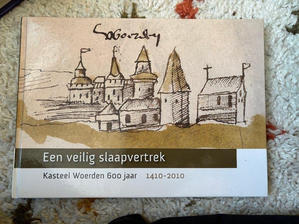 Een veilig slaapvertrek. Kasteel Woerden 600 jaar., Ophalen of Verzenden, Zo goed als nieuw