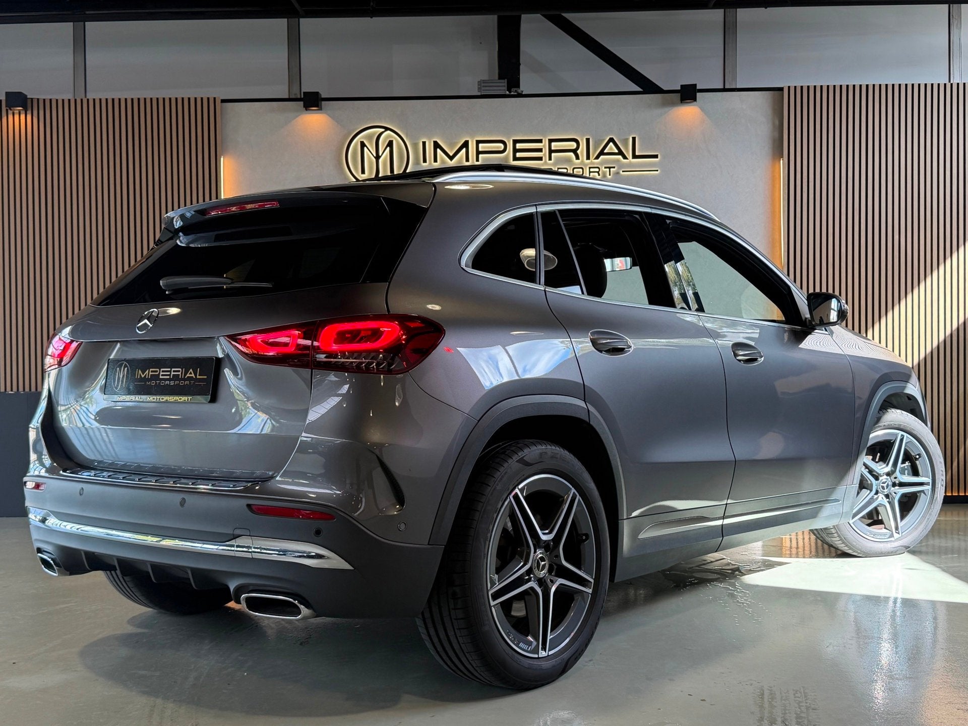 Mercedes-Benz GLA-klasse 250 4MATIC AMG Pano|Burm|Sfeer|Cam, Auto's, Dealer onderhouden, Gebruikt, 4 cilinders, Leder