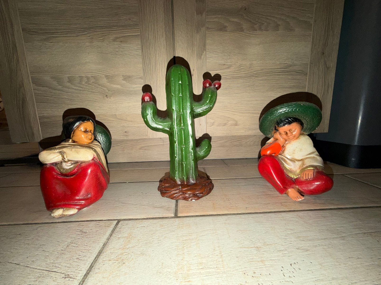 Mexicaanse man en vrouw met sombrero en cactus van keramiek, Ophalen