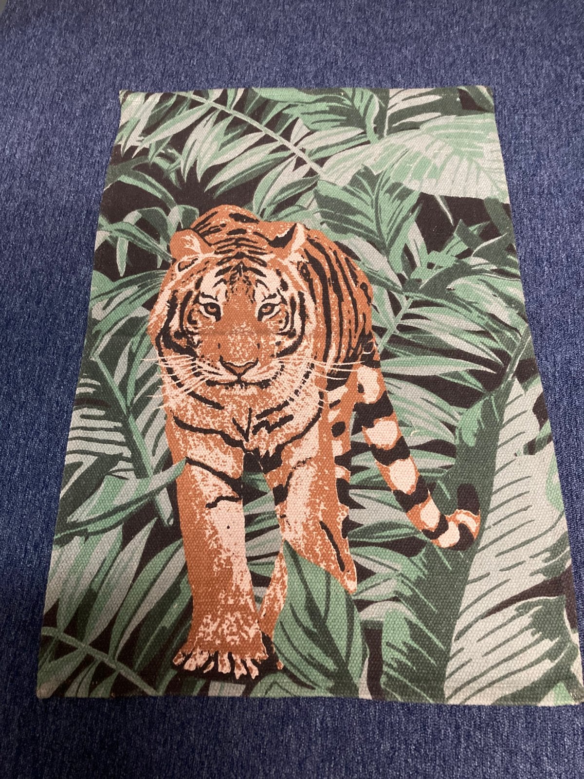 Vloerkleed tijger 60x90cm, Huis en Inrichting, Stoffering | Tapijten en Kleden, Ophalen of Verzenden, Zo goed als nieuw, Rechthoekig