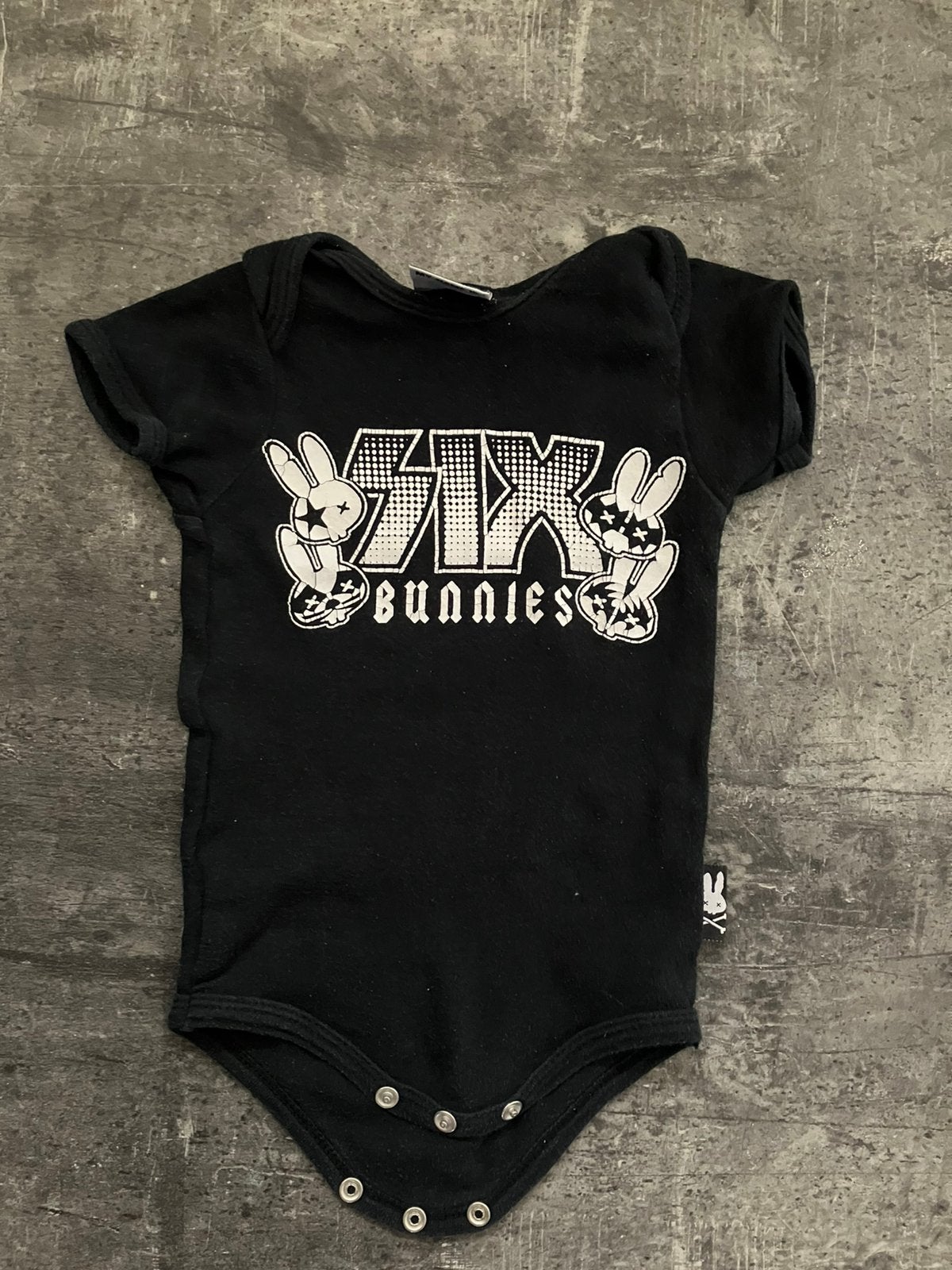 Six bunnies KISS romper, Ophalen of Verzenden, Zo goed als nieuw, Jongetje of Meisje, Nacht- of Onderkleding