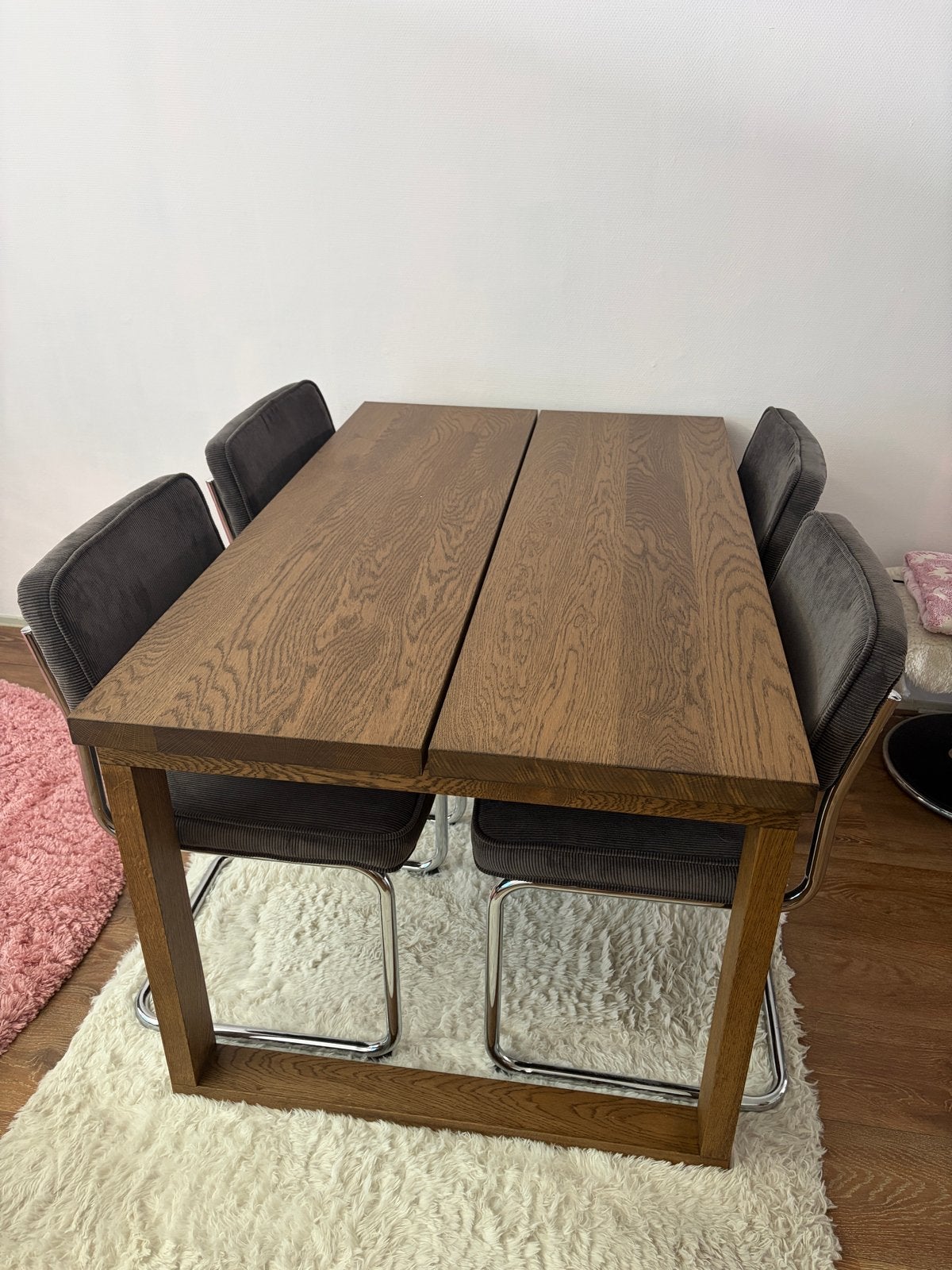 Eettafel (Mörbylånga, Ikea) met 4 grijze ribstof stoelen, Ophalen, Zo goed als nieuw, 4 tot 6 stoelen
