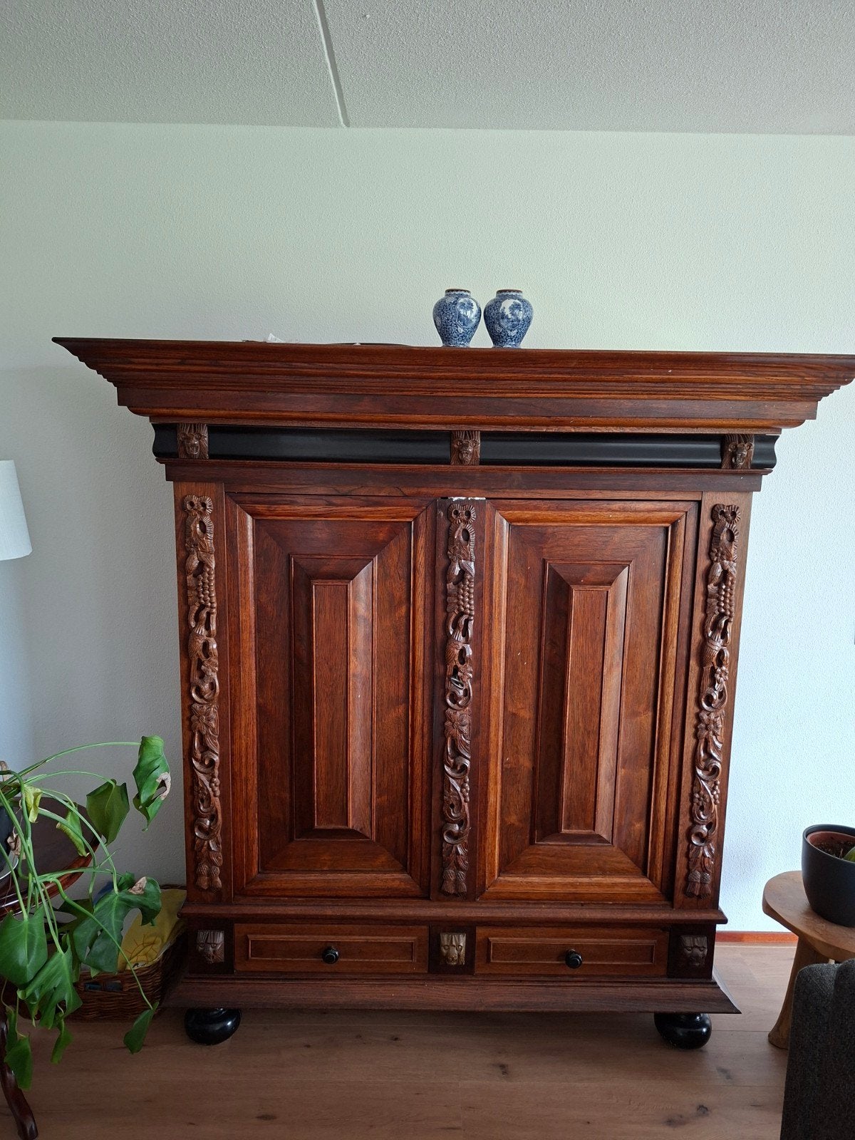 Antieke houten kast met houtsnijwerk, 183 cm hoog, Ophalen