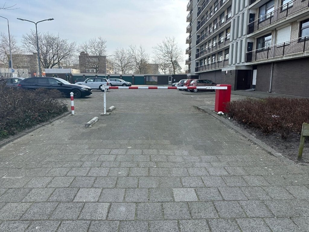 Parkeerplaats Strabolaan 2 Voorbrug (eventueel verhuurd 56pm, Huizen en Kamers, Garages en Parkeerplaatsen, Den Haag