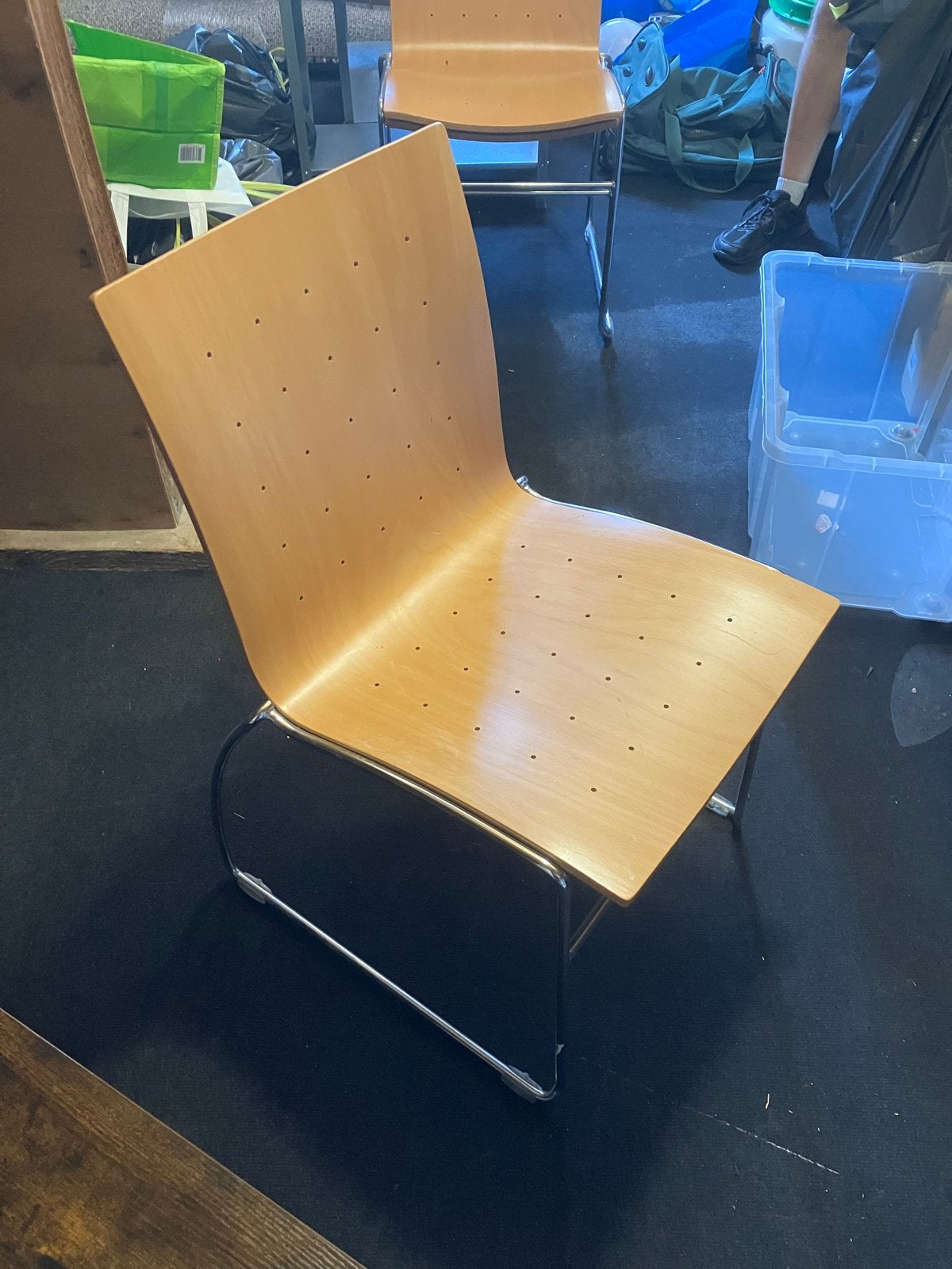 Moderne houten stoel met metalen frame, Huis en Inrichting, Stoelen, Ophalen, Overige kleuren, Drie, Zo goed als nieuw