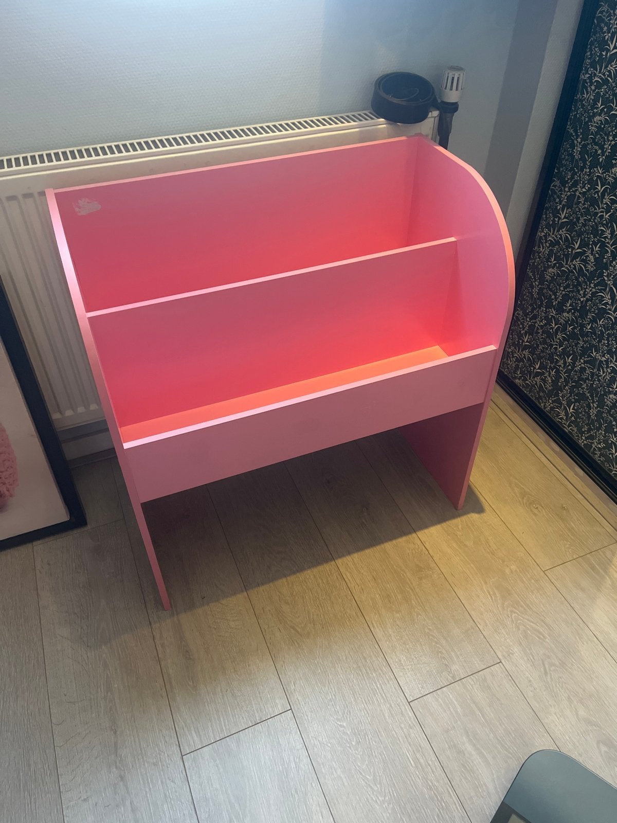 Roze kinderboekenrek, Ophalen, Met plank(en), 50 tot 100 cm, Zo goed als nieuw