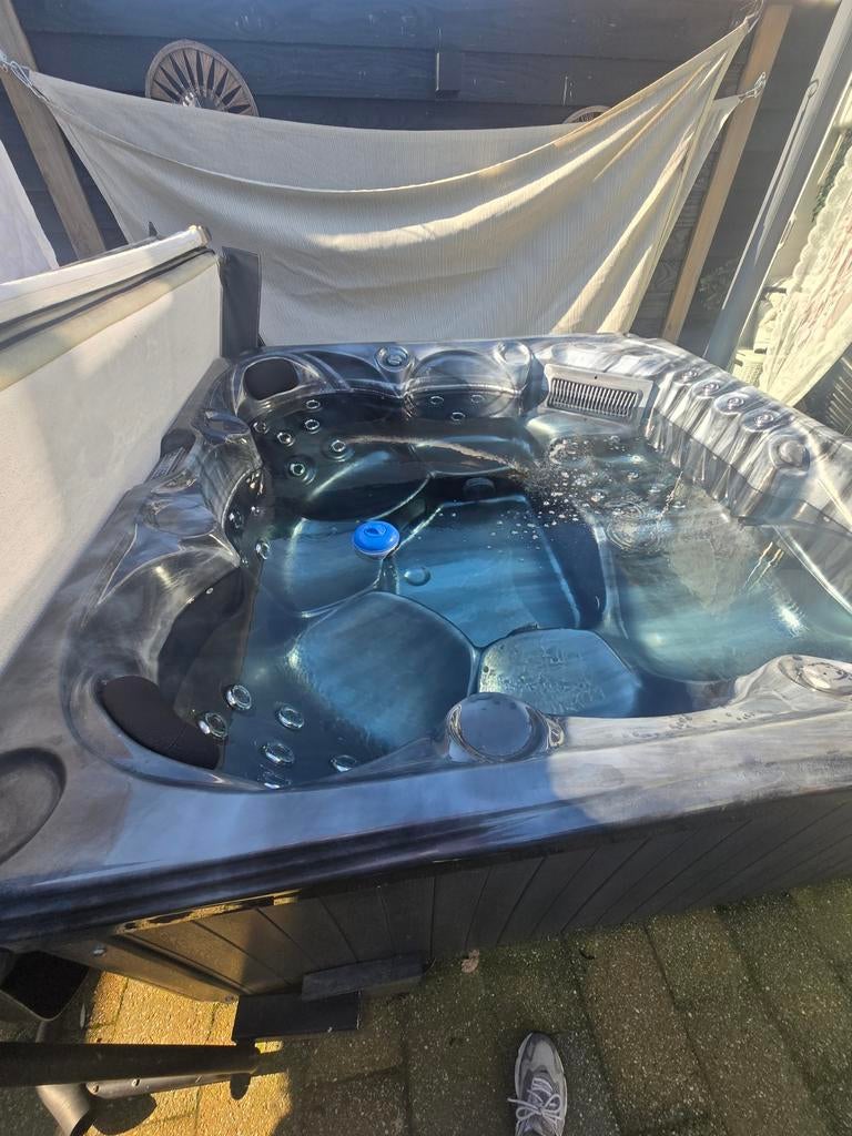 Goed werkende 6-persoons jacuzzi met licht, altijd overdekt, Ophalen, Zo goed als nieuw, Vast
