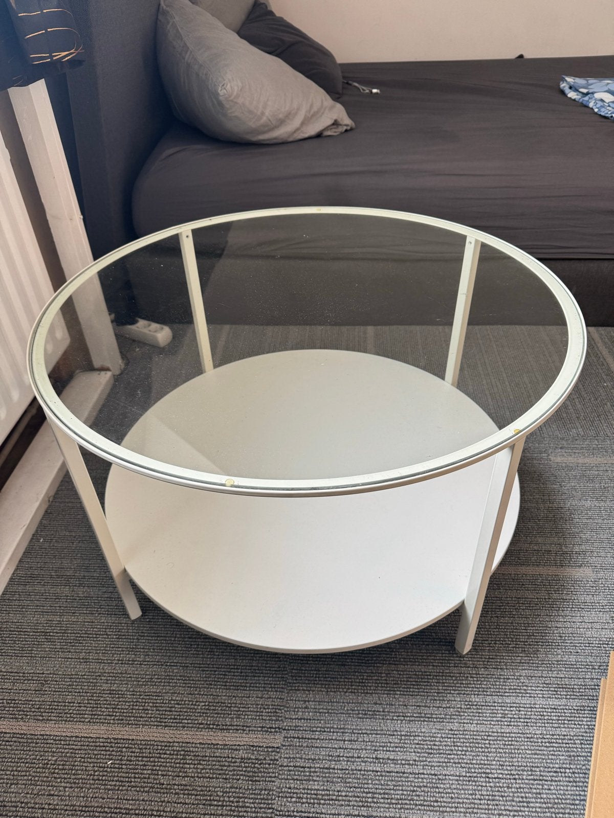 Ronde salontafel met glazen blad en witte plank, Huis en Inrichting, Ophalen, 50 – 75, Rond, 50 tot 100 cm
