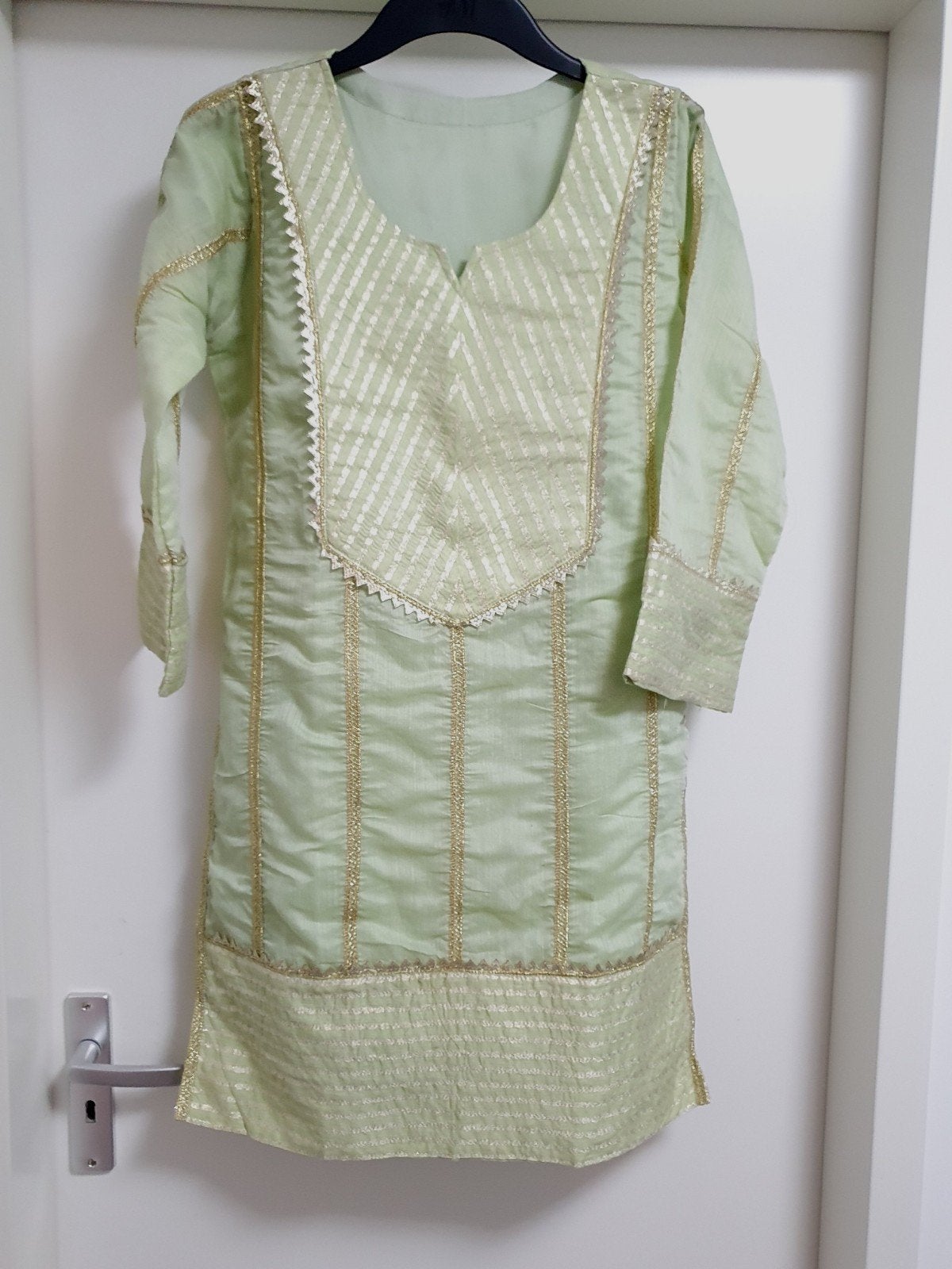 Lichtgroene tuniek met gouden borduursels - Maat S, Kleding | Dames, Ophalen of Verzenden, Nieuw, Maat 36 (S), Groen