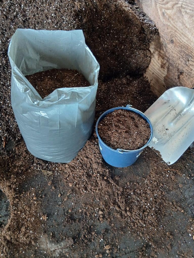 Bemeste tuinaarde voor zuurminnende heesters, Ophalen, Tuinaarde