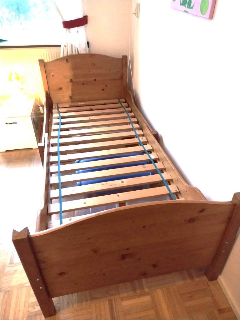 Gratis: houten eenpersoons bed (x2) + matrassen, Ophalen, Gebruikt, Eenpersoons, Bruin
