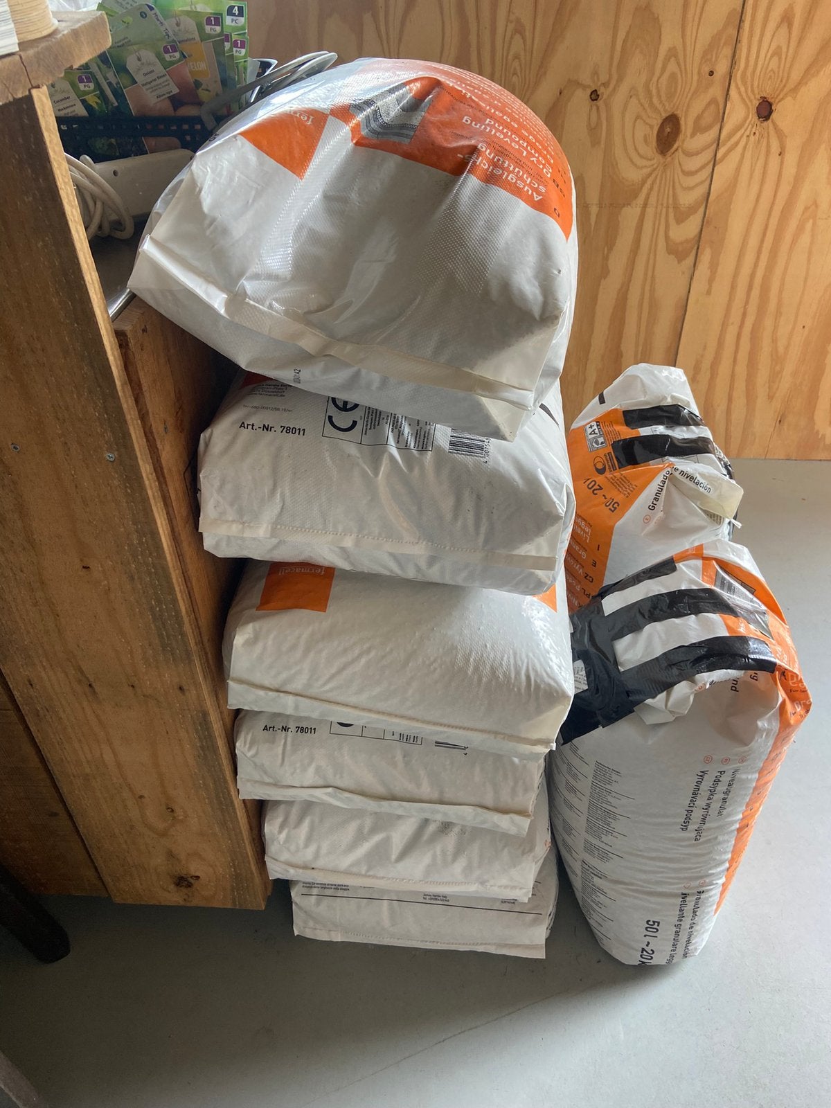 Te koop: 6 zakken droge egalisatiekorrels van 20 kg, Ophalen, Overige materialen, 30 cm of meer, 50 tot 150 cm