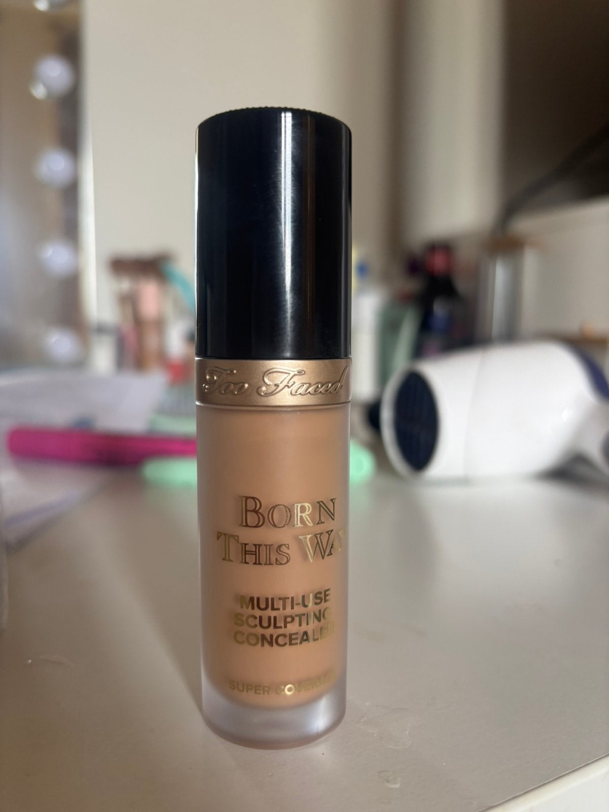 Too faced concealer, Ophalen of Verzenden, Nieuw, Beige, Gehele gezicht