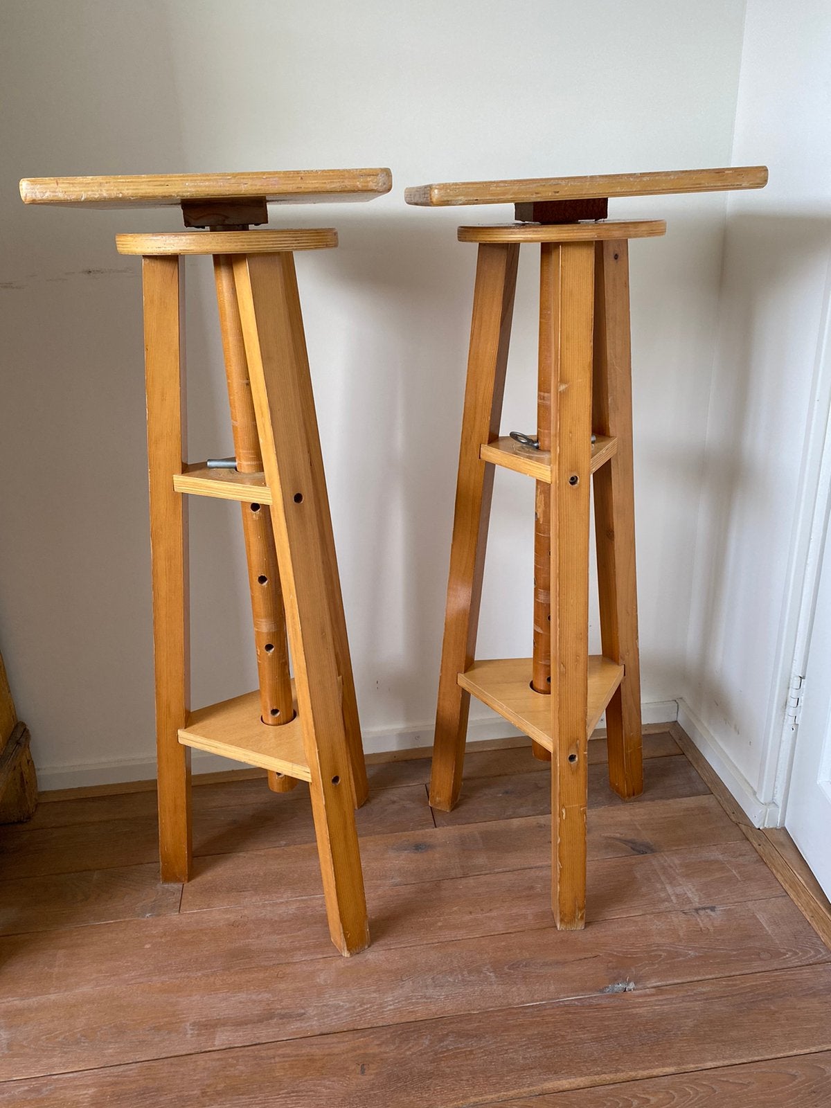 2 houten boetseerbokken - verstelbaar & draaibaar werkblad, Ophalen, Gebruikt