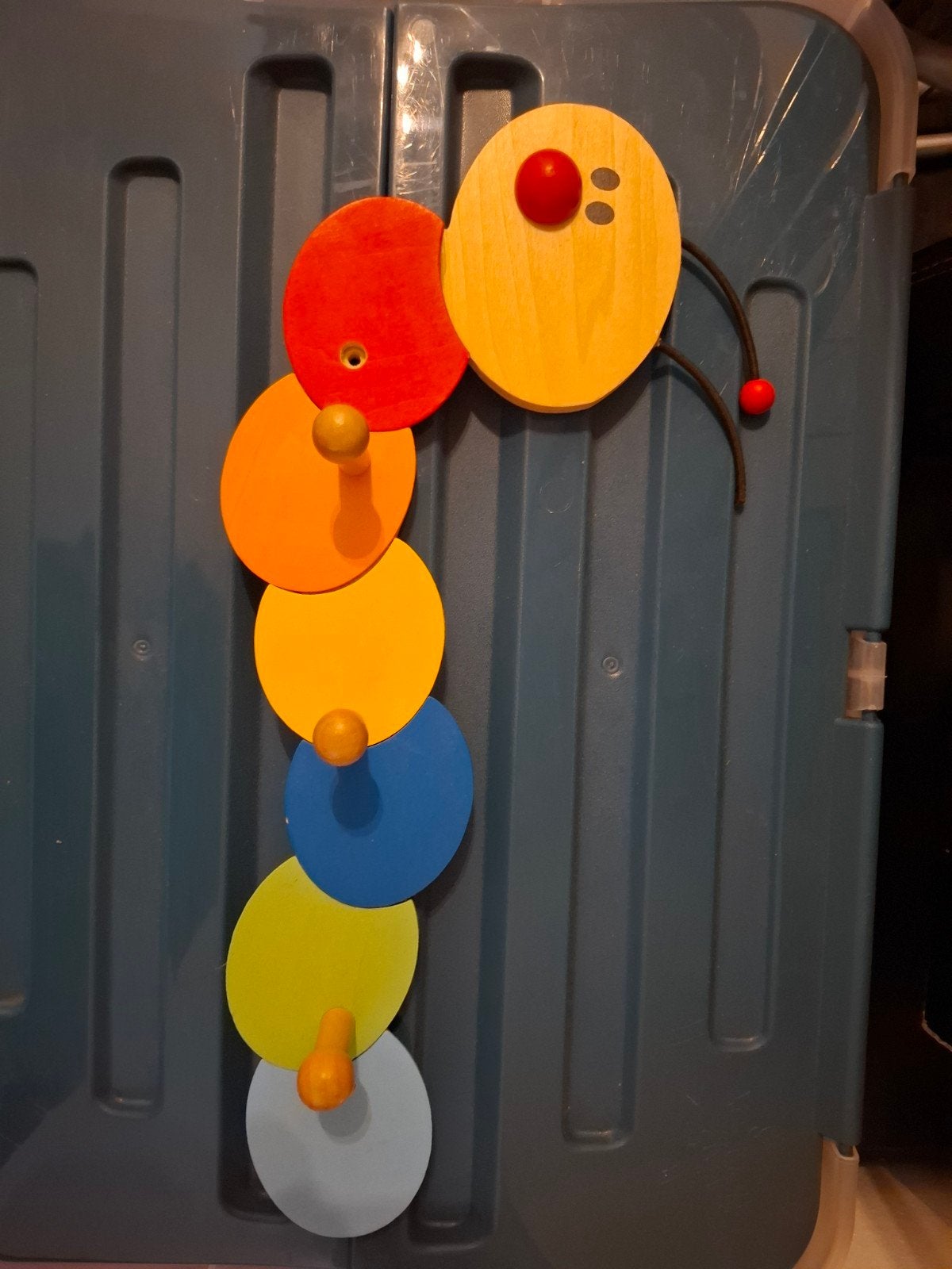 Vrolijke houten rups kapstok voor kinderkamer, Huis en Inrichting, Ophalen, Gebruikt, Minder dan 100 cm, Kinderkapstok