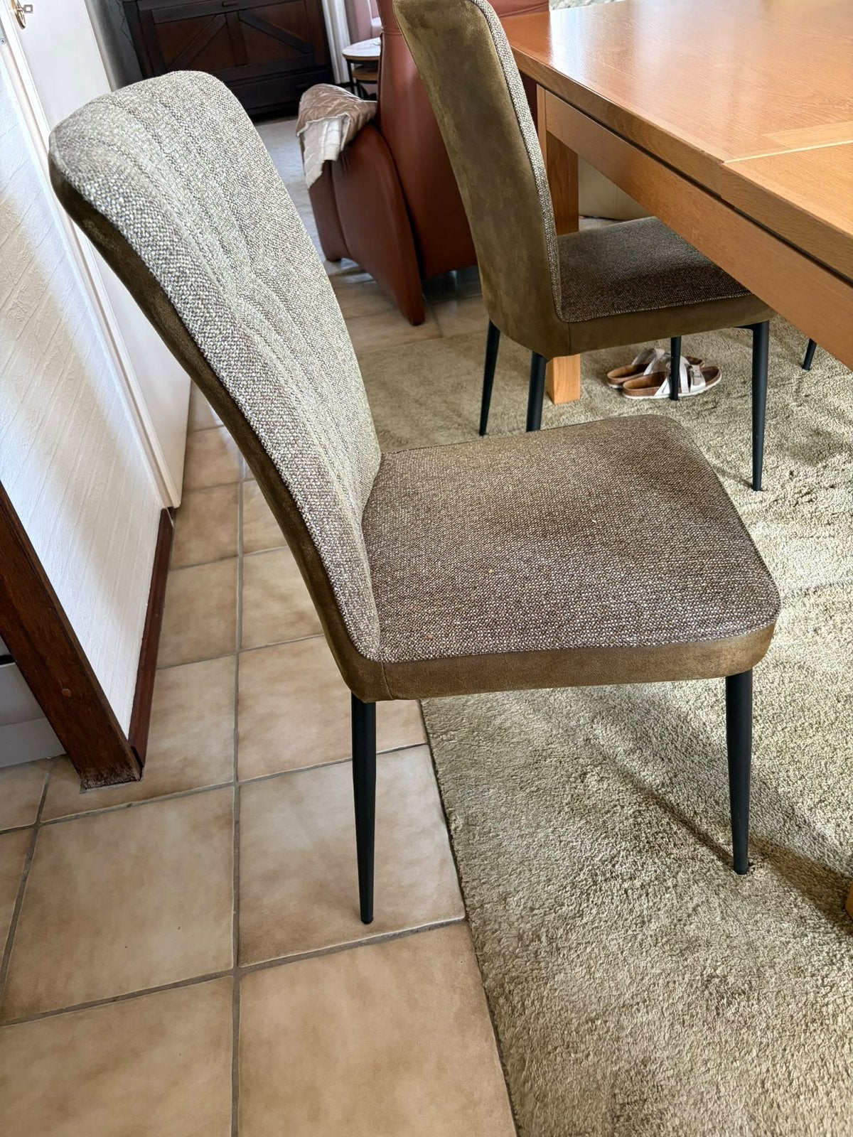 Foto 5 van Eethoek; (uitschuifbare)tafel + 4 stoelen