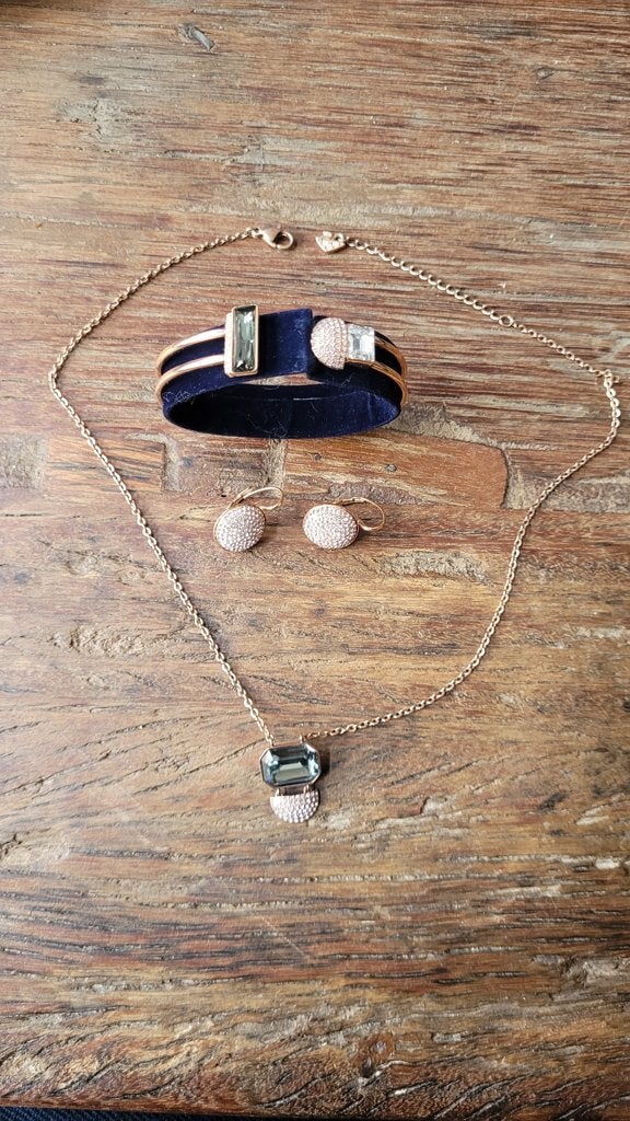 Swarovski sieraden set, ketting, armband en oorbellen, Verzamelen, Ophalen, Zo goed als nieuw, Sieraad of Horloge