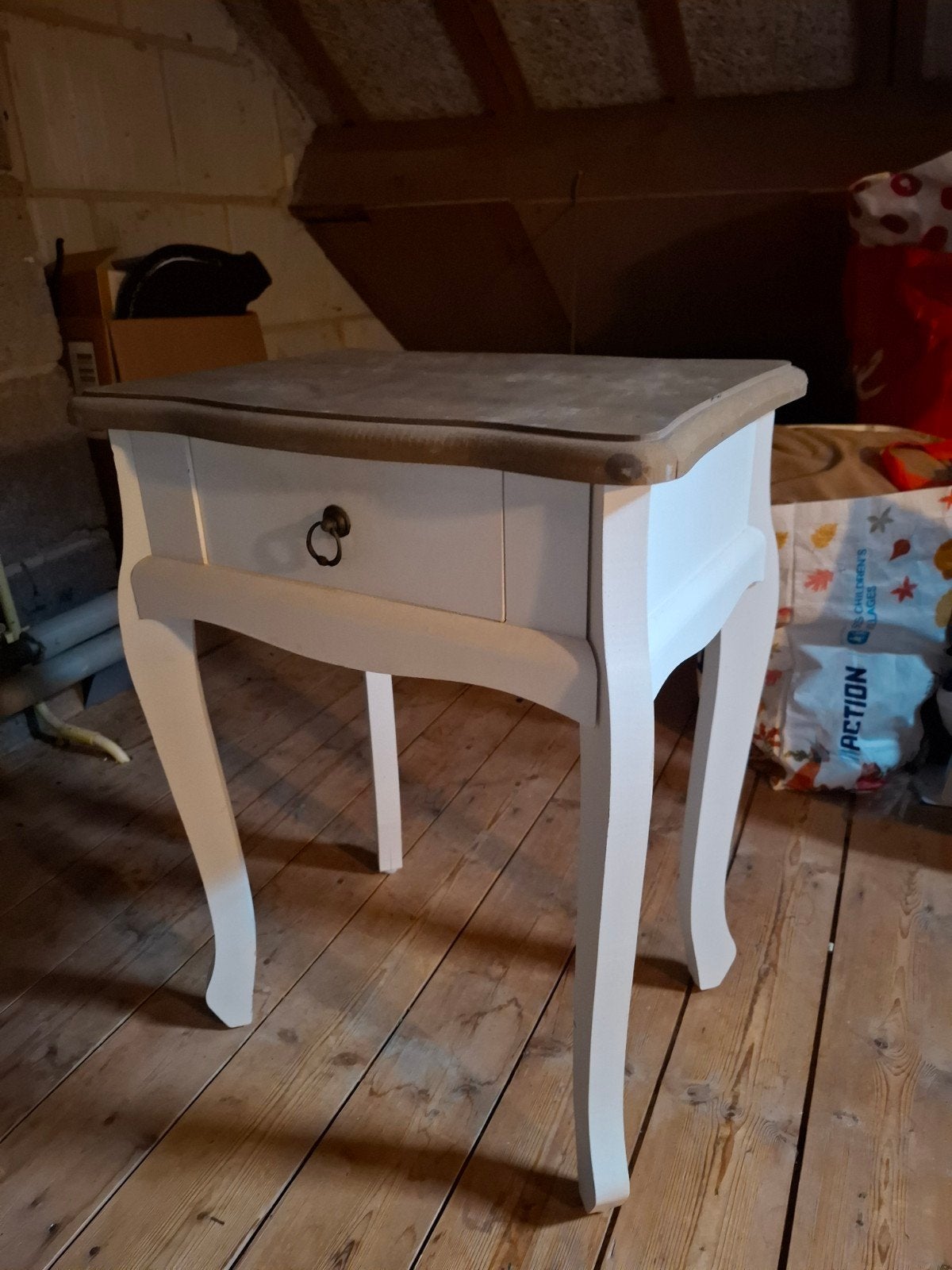Elegant wit nachtkastje met lade en gebogen poten, Huis en Inrichting, Tafels | Bijzettafels, Ophalen, Minder dan 55 cm, Gebruikt