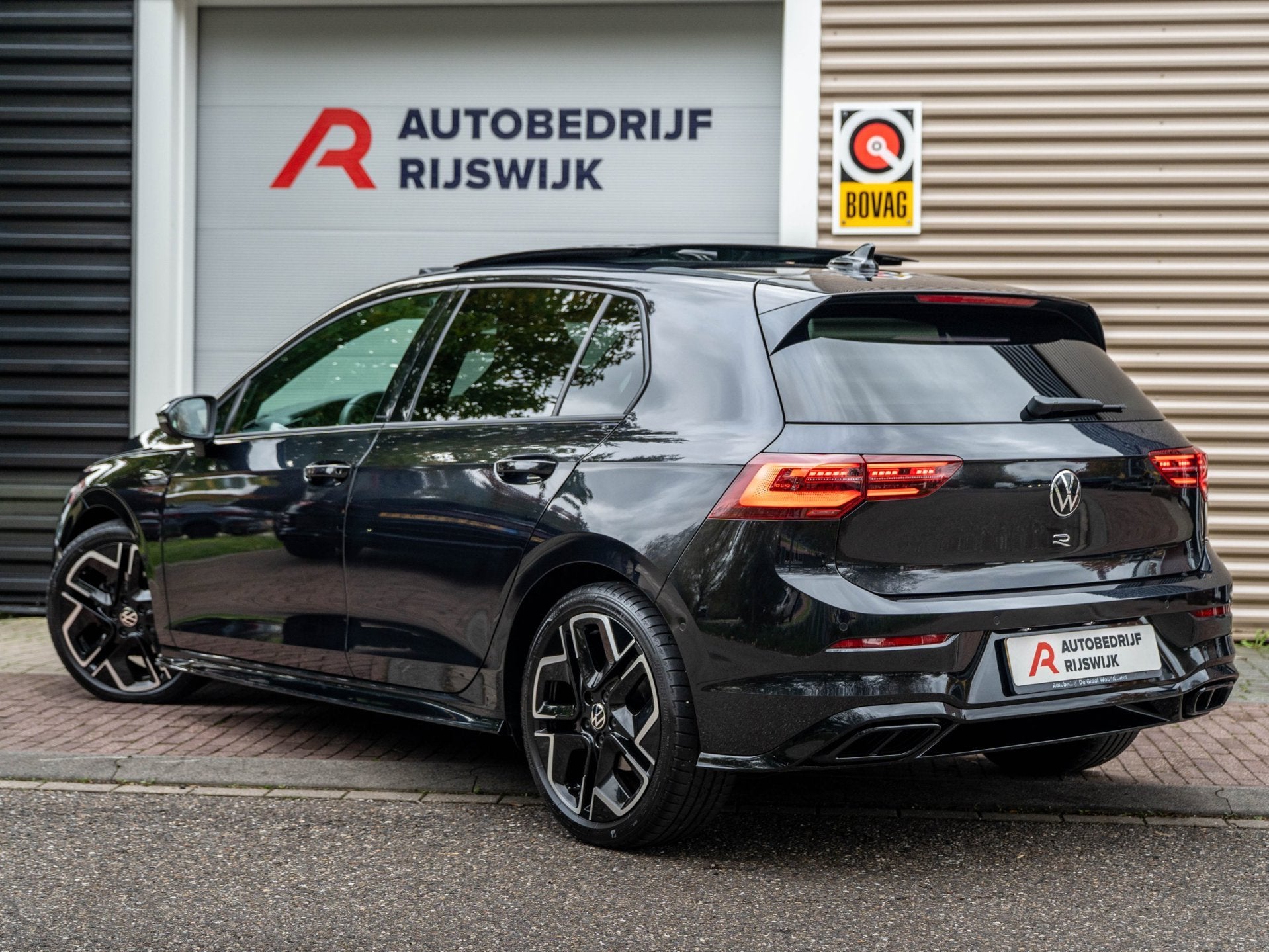 Volkswagen Golf 1.5 eTSI R-Line Pano/Matrix/Camera/Keyless, Auto's, 4 cilinders, 150 pk, Zwart, Adaptive Cruise Control