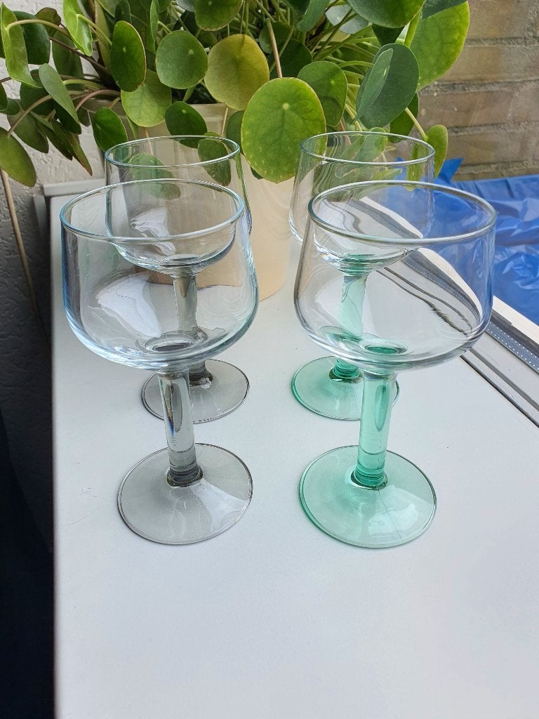 4 Stuks Kleine Wijnglazen met Gekleurde Voet, Ophalen of Verzenden, Zo goed als nieuw, Overige typen