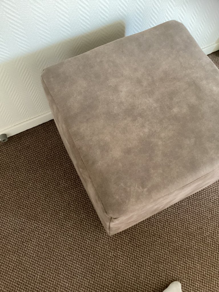 Bruine poef 43 cm doorsnee met 4 poten, Ophalen, Gebruikt, Overige materialen
