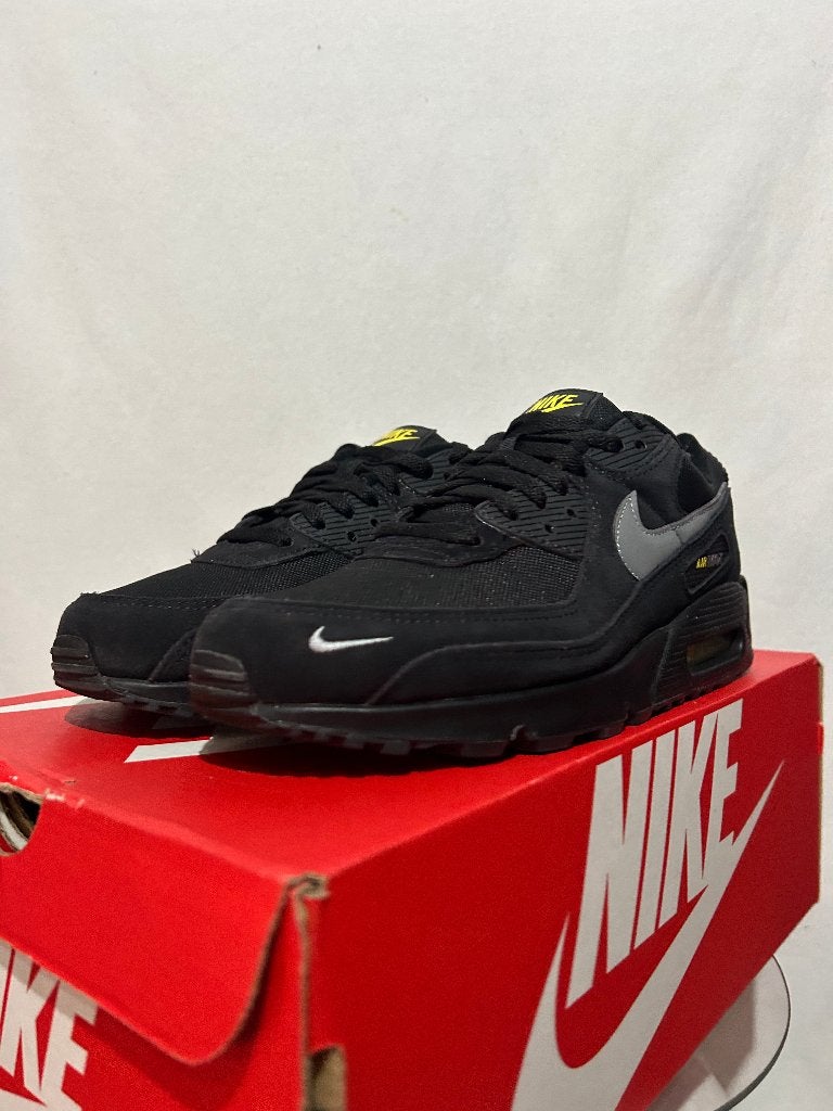 ALS NIEUW Maat 44,5 - Nike Air Max 90 Black Yellow Cool Grey, Kleding | Heren, Schoenen, Overige kleuren, Verzenden, Nike, Nike