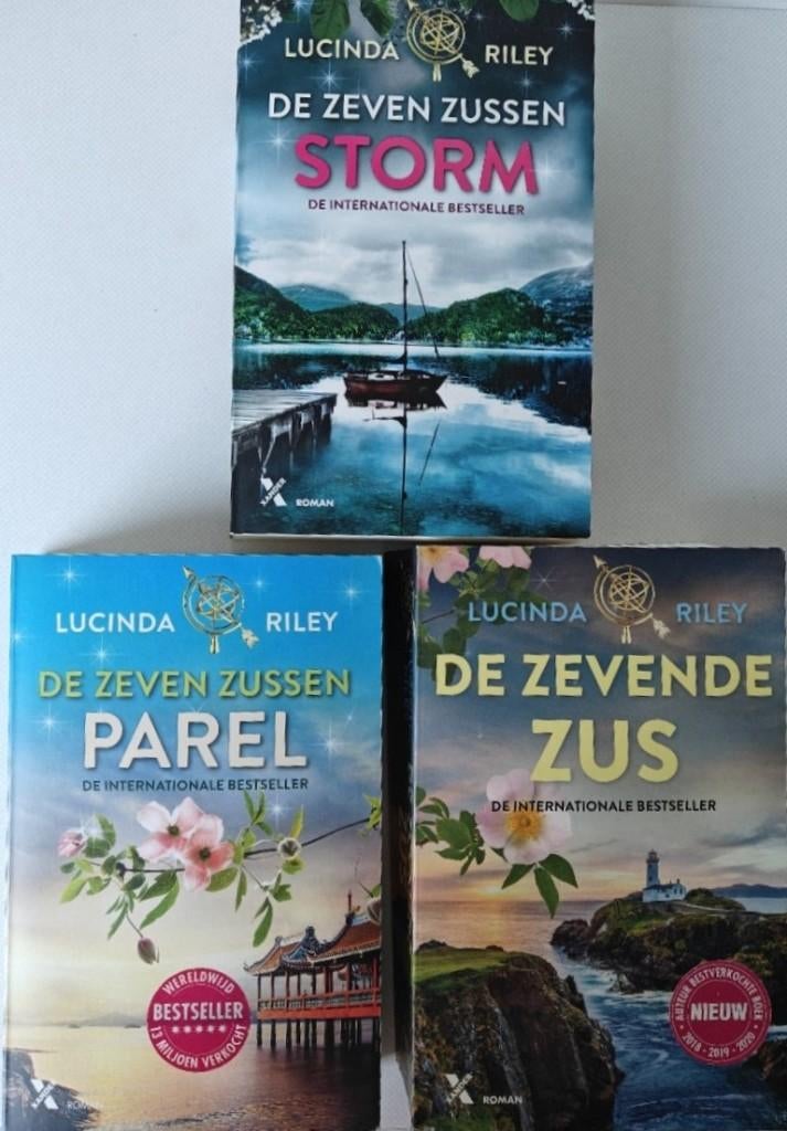Riley: STORM (dl 2), PAREL (dl 4), DE ZEVENDE ZUS (dl 7)., Boeken, Ophalen of Verzenden, Zo goed als nieuw