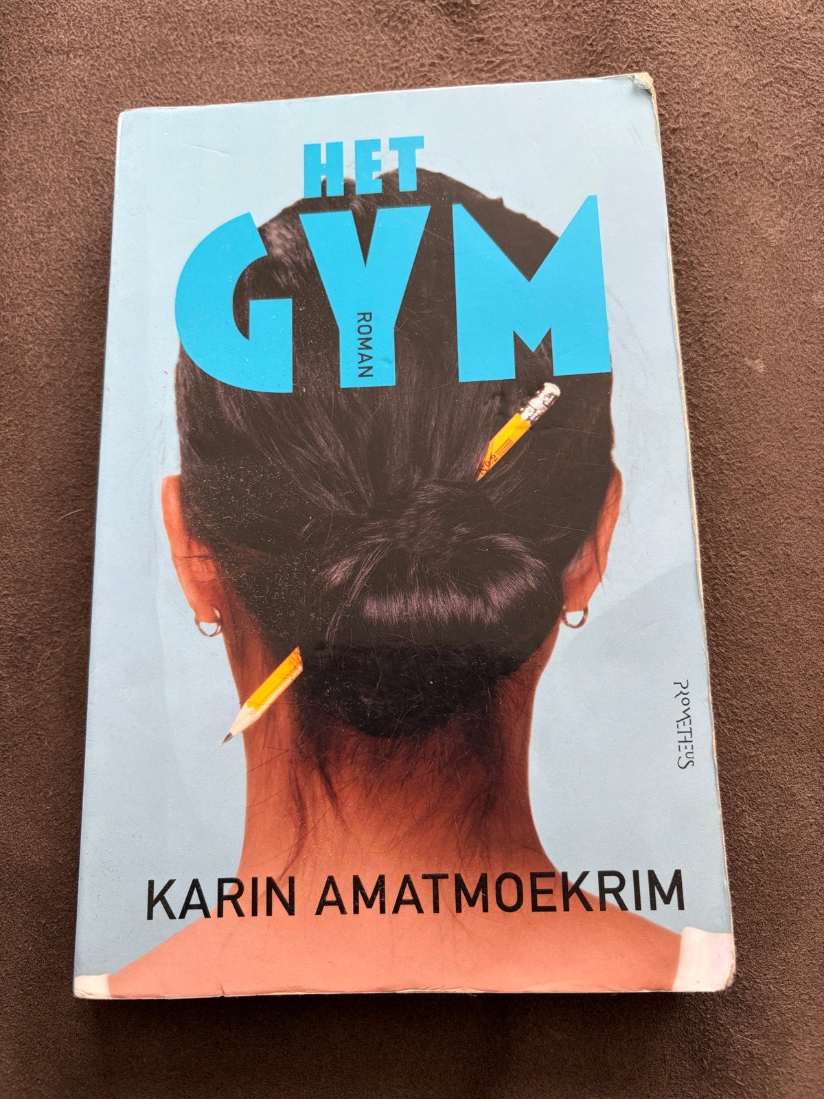 Het Gym - Karin Amatmoekrim (Roman), Boeken, Ophalen of Verzenden, Gelezen, Nederland