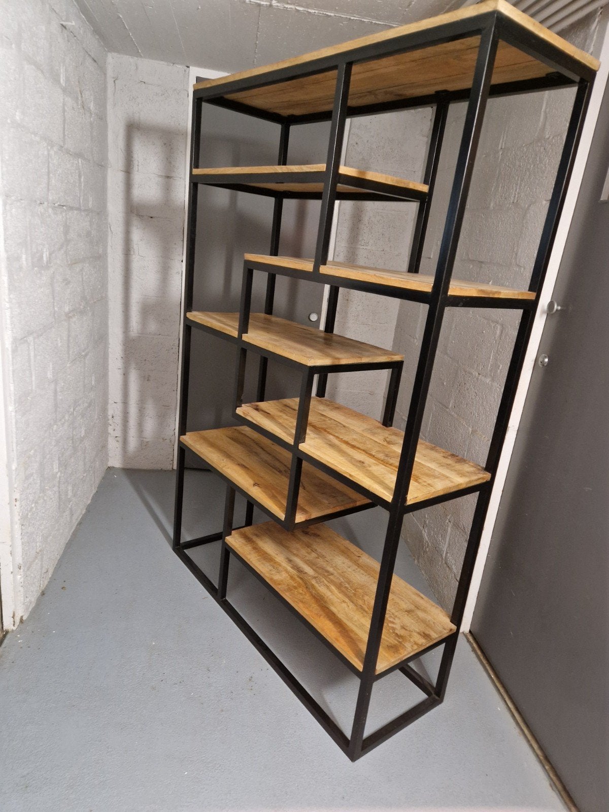 Foto 3 van Industriële kast met Zwart Metalen Frame en Houten Planken