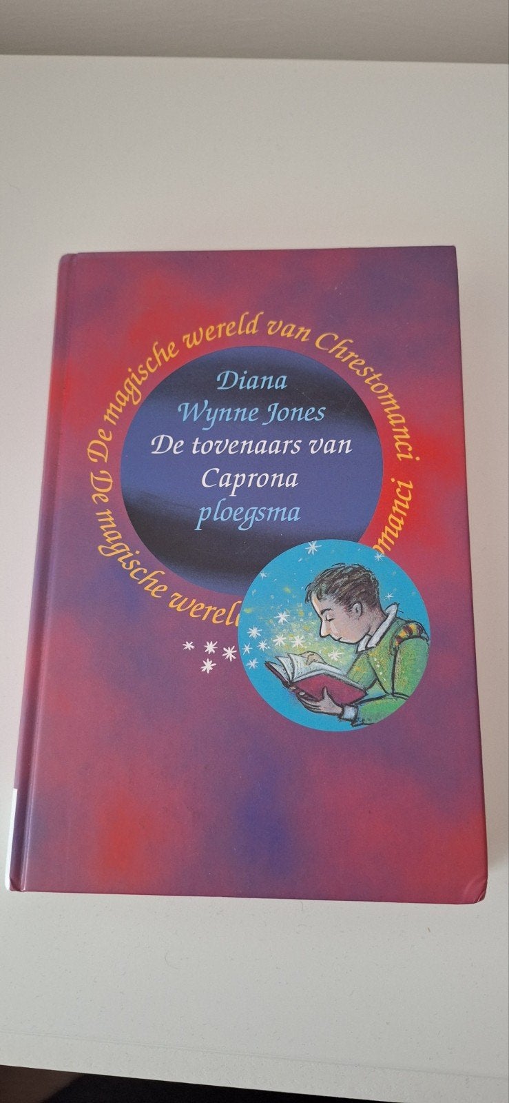 De Tovenaars van Caprona - Diana Wynne Jones (Ploegsma), Boeken, Ophalen of Verzenden, Gelezen, Diana Wynne Jones, Fictie