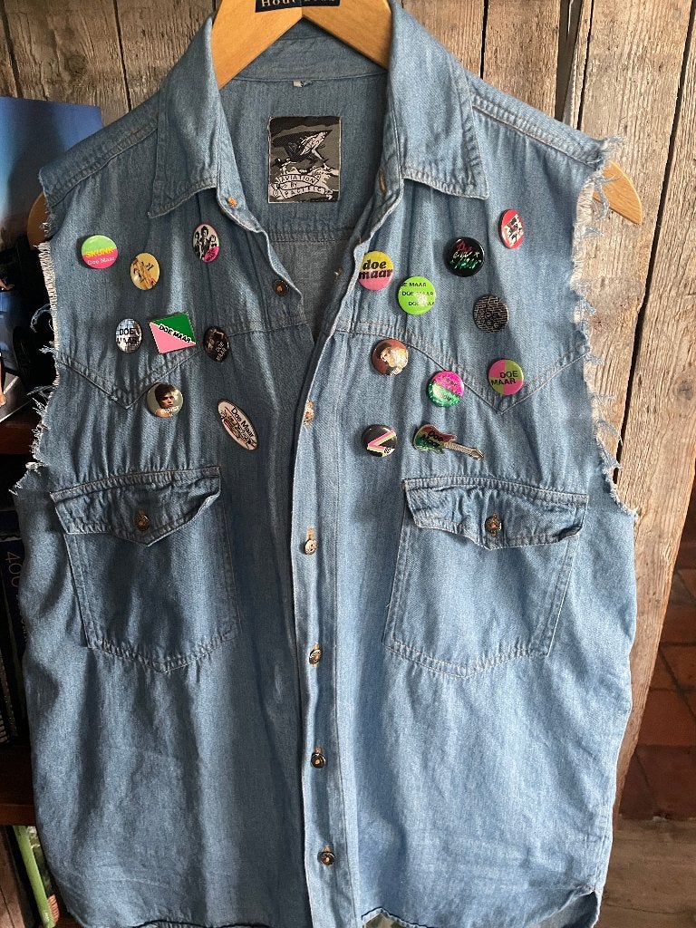 18 originele Doe Maar buttons + spijkertop jaren 80 feestje, Ophalen of Verzenden, Zo goed als nieuw, Overige onderwerpen, Button