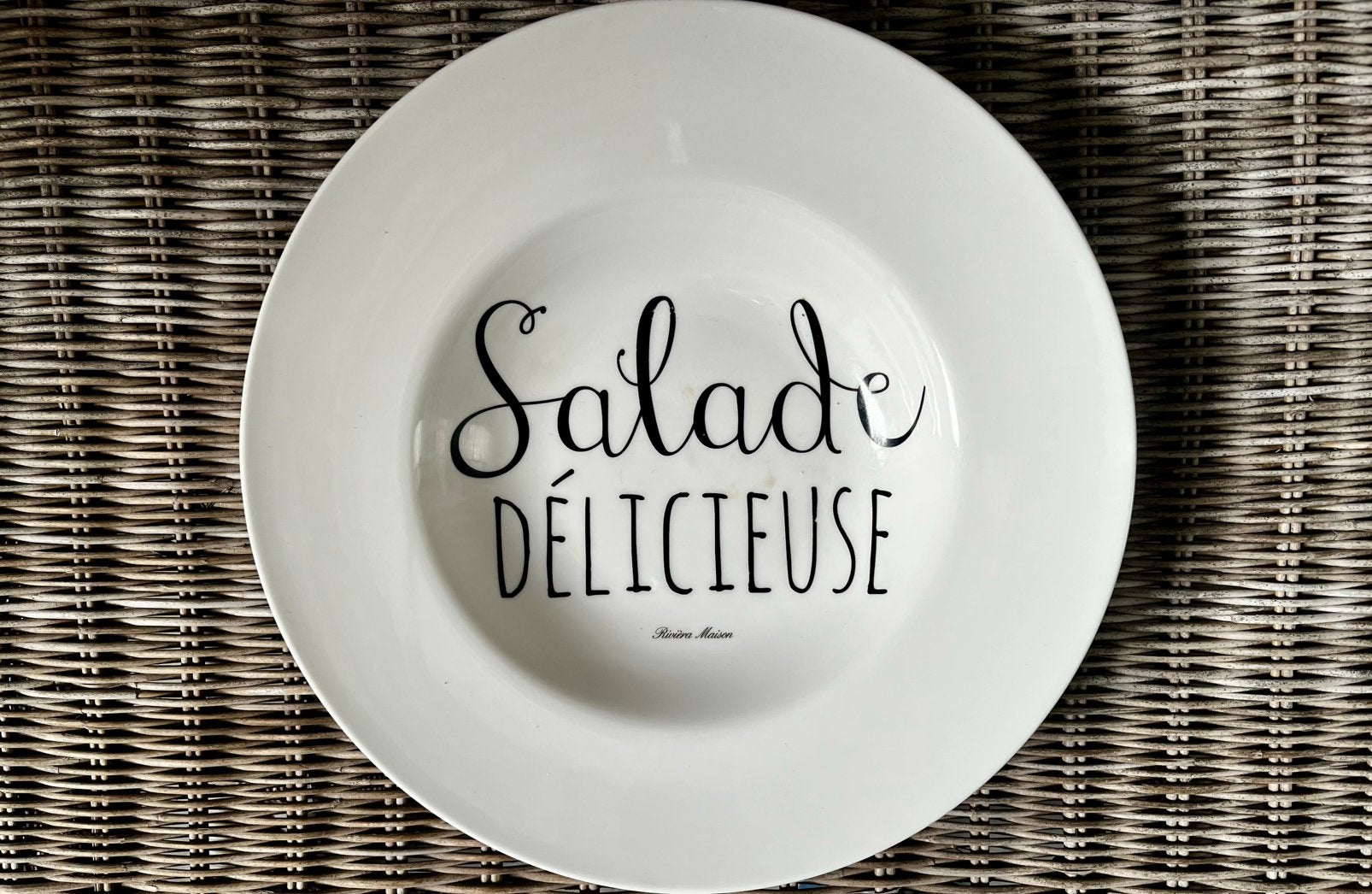 Salade Délicieuse plate bord saladebord Rivièra Maison, Overige merken, Ophalen of Verzenden, Zo goed als nieuw, Bord(en)
