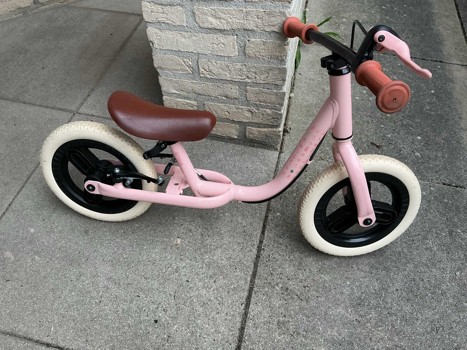 Roze loopfiets - Zo goed als nieuw - Merk B-Twin, Ophalen, Zo goed als nieuw, Velgrem, Minder dan 16 inch