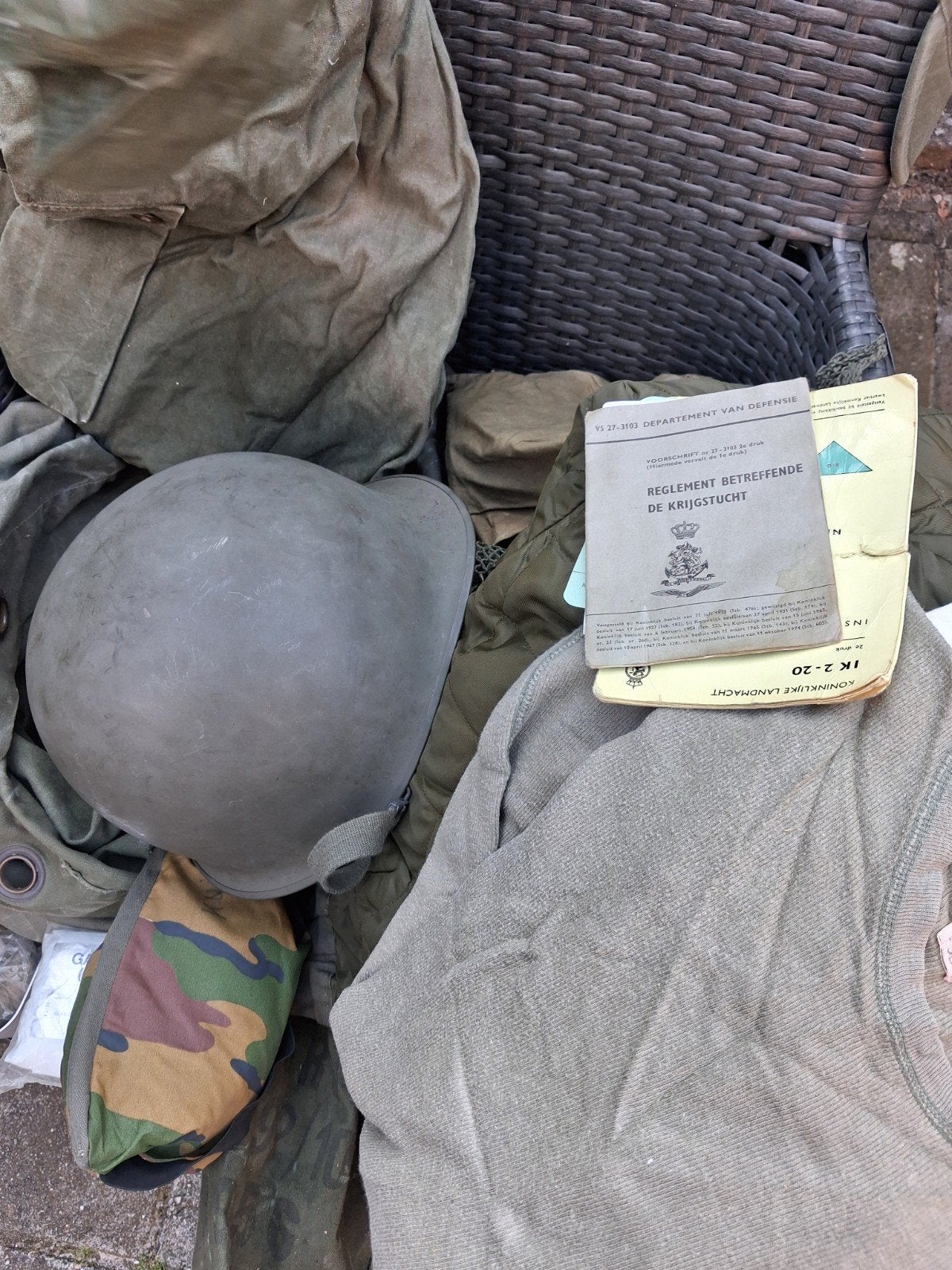 Militair uitrusting pakket: helm, kleding, brandstof, bestek, Ophalen of Verzenden, Landmacht, Nederland, Overige typen