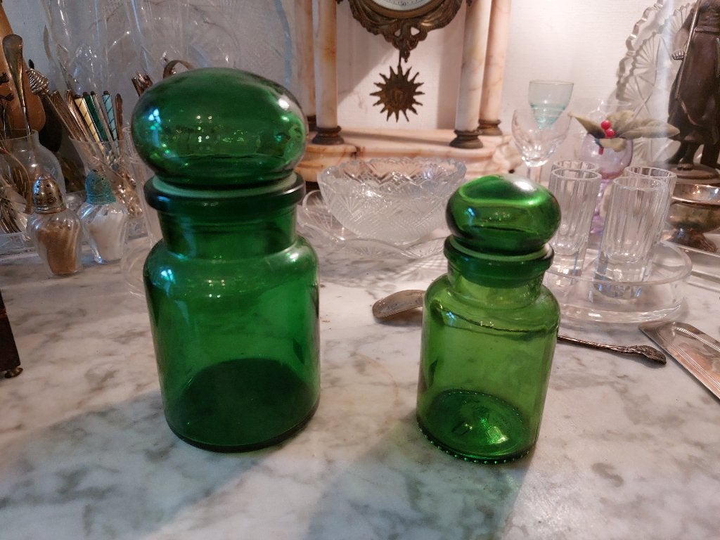 2 stolpflessen met rond 'bel- of bubbeldeksel' groen, Antiek en Kunst, Ophalen