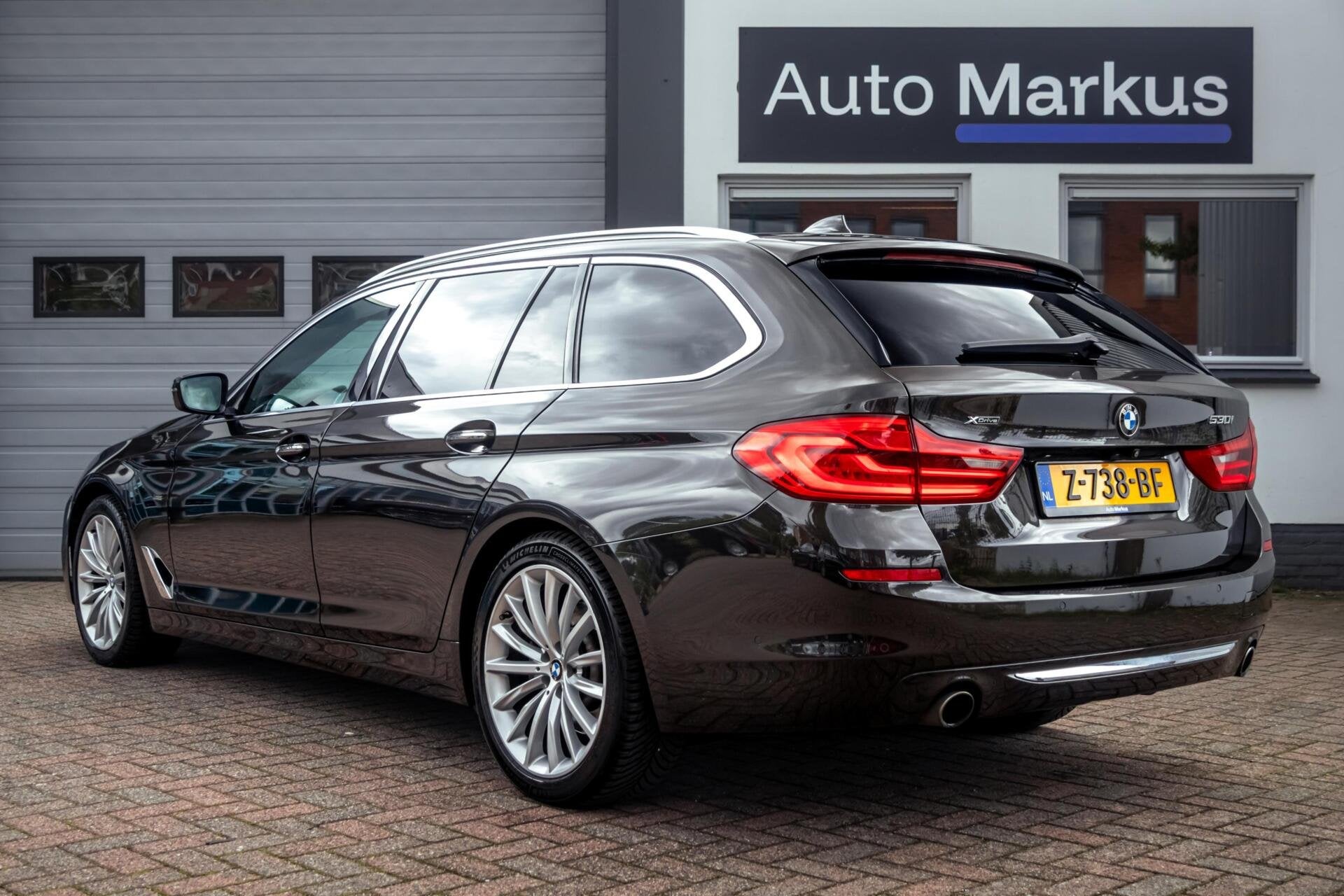 BMW 5-serie Touring 530i xDrive Luxury Line|Pano|4WS|Softclo, Auto's, Automaat, 1998 cc, 15 km/l, Gebruikt